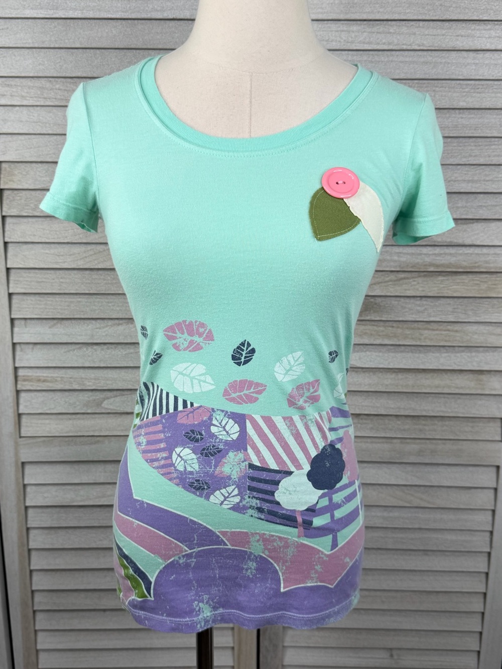 CRAFTY COUTURE Green Folk Art Naturecore Tee with Leaf Applique & Button-Small